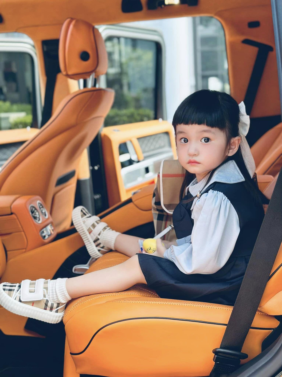 Bên cạnh những trang phục chuẩn học đường, Đoàn Di Băng cũng đầu tư thêm cho con nhiều bộ cánh xinh đẹp, "bánh bèo" khác.