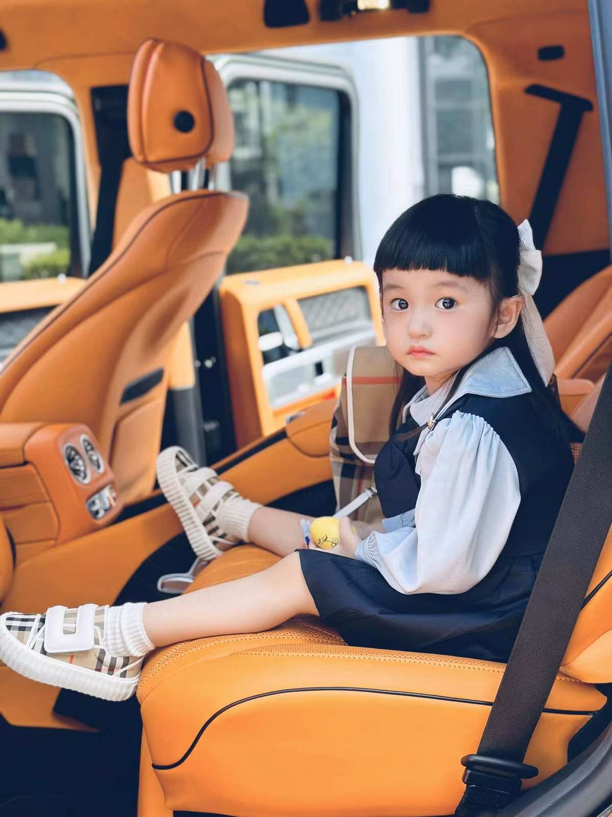 Bên cạnh những trang phục chuẩn học đường, Đoàn Di Băng cũng đầu tư thêm cho con nhiều bộ cánh xinh đẹp, "bánh bèo" khác.