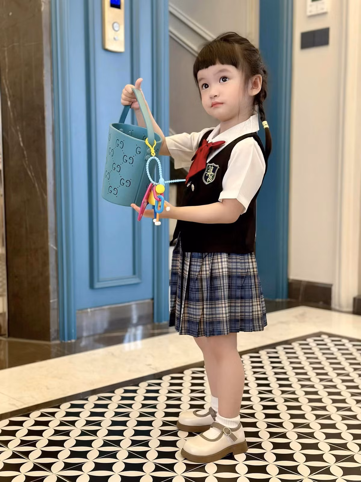 Nữ đại gia từng chia sẻ, từ khi có sự ra đời của Bing Bing, cuộc sống lẫn con đường kinh doanh của gia đình thêm phần phất lên như diều gặp gió.