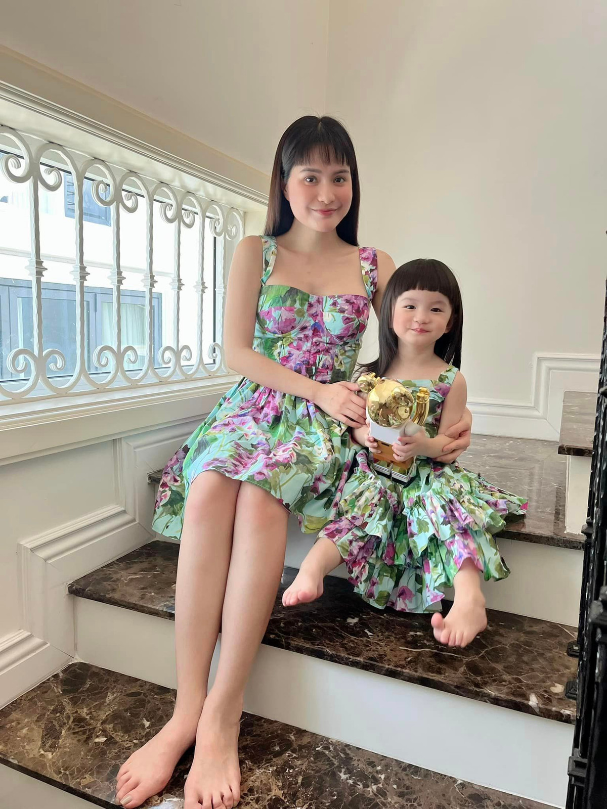 Những mẫu quần áo mà nữ đại gia sắm cho con gái hầu hết đều là hàng hiệu, giá đắt đỏ, đồng thời thiết kế của chúng rất đẹp và hợp thời.