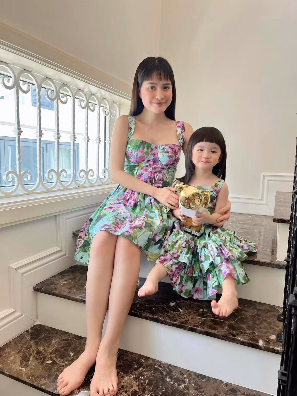 Những mẫu quần áo mà nữ đại gia sắm cho con gái hầu hết đều là hàng hiệu, giá đắt đỏ, đồng thời thiết kế của chúng rất đẹp và hợp thời.