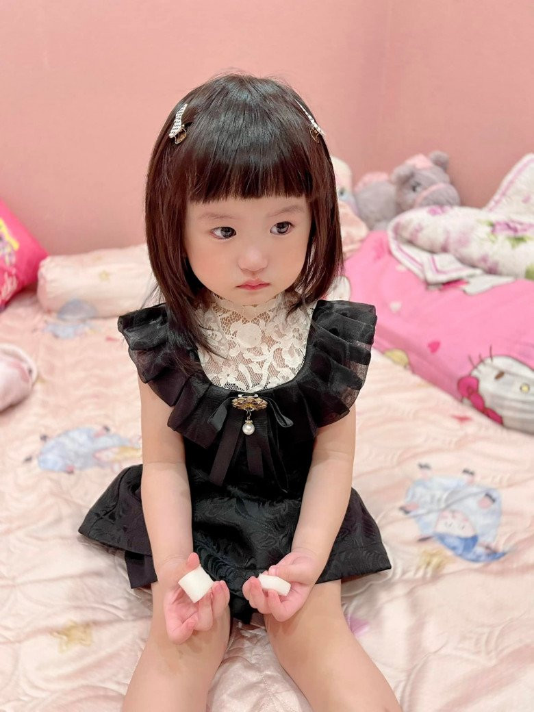 So với 2 chị gái thì Bing Bing chiếm % xuất hiện trên facebook của ba mẹ nhiều hơn. Lí do một phần vì em bé là con út được cưng chiều nhất nhà.