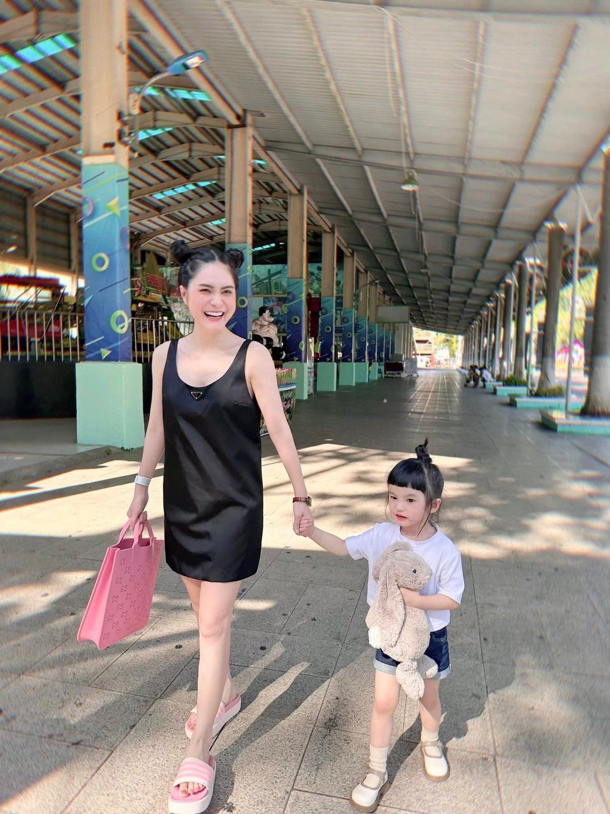 Ái nữ nhà Đoàn Di Băng sở hữu bộ sưu tập đồ hiệu "đắt xắt ra miếng". Ảnh: FBNV