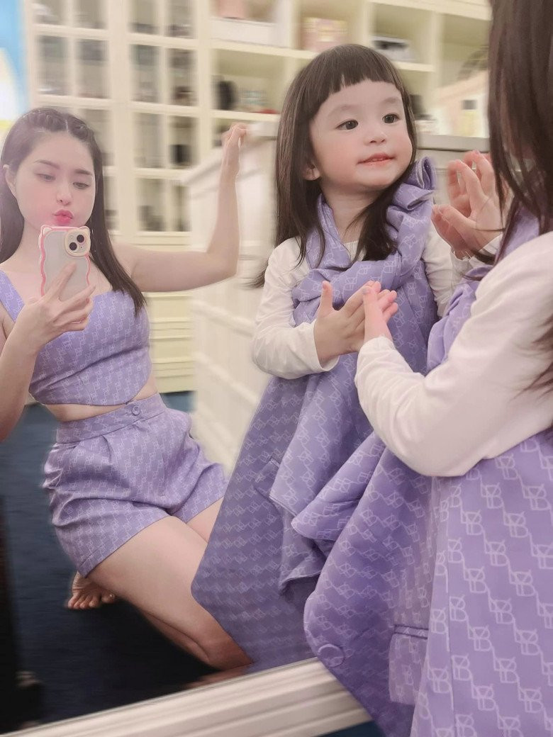 Mới đây, Đoàn Di Băng gây chú ý khi chia sẻ về công cuộc thử đồ cho con gái út Bing Bing đi học mà 7 ngày trôi qua vẫn chưa thử hết đồ.