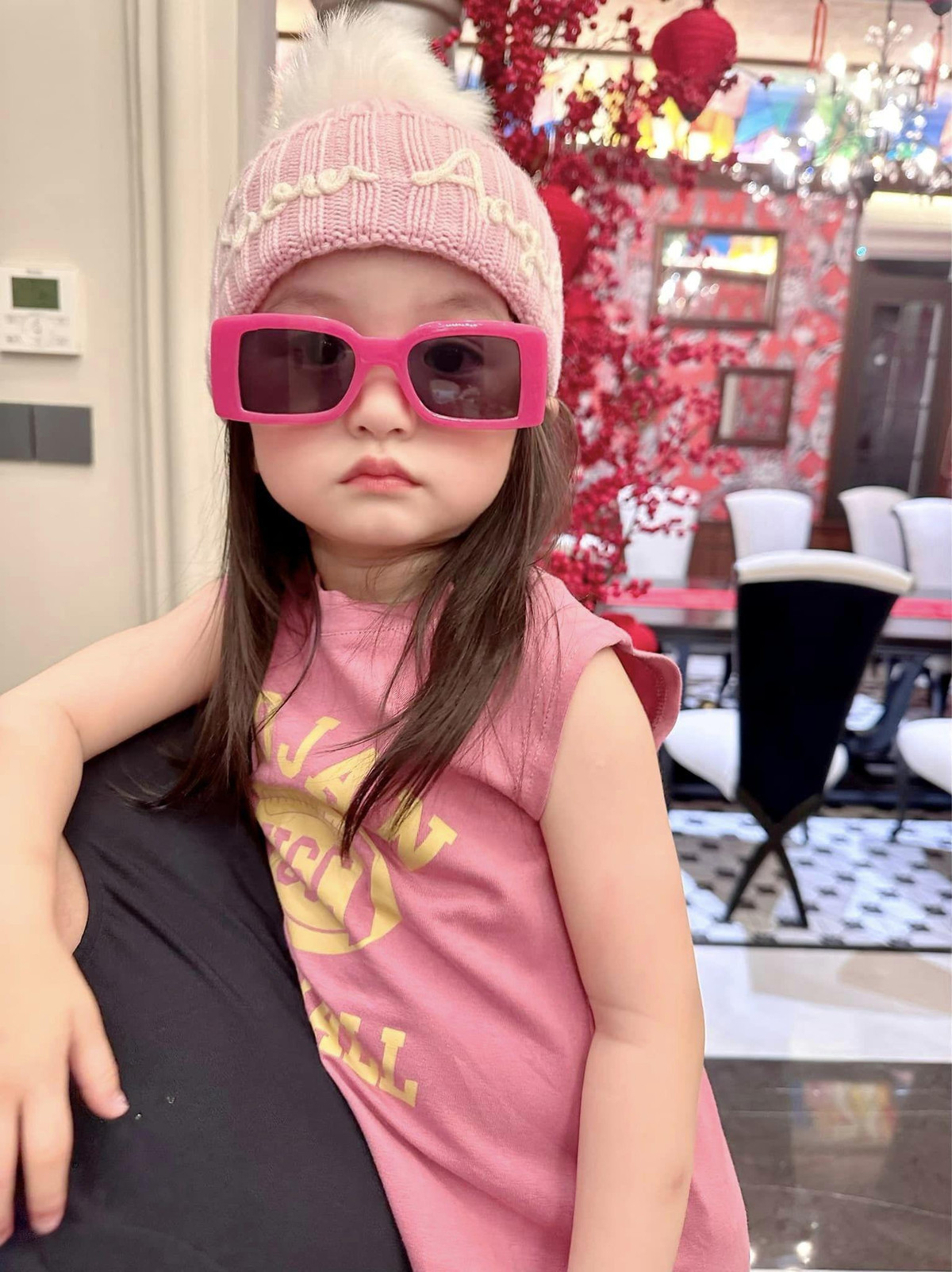 Một clip có Bing Bing xuất hiện để review đã thu về hơn 100 triệu, chưa đầy 1 tuổi, nhóc tỳ đã giúp ba mẹ cá kiếm được cả chục tỷ đồng.