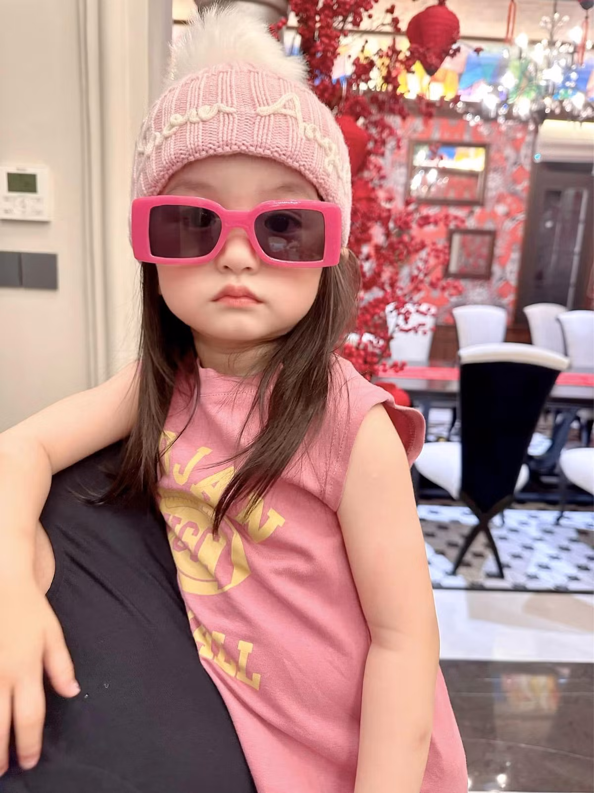 Một clip có Bing Bing xuất hiện để review đã thu về hơn 100 triệu, chưa đầy 1 tuổi, nhóc tỳ đã giúp ba mẹ cá kiếm được cả chục tỷ đồng.