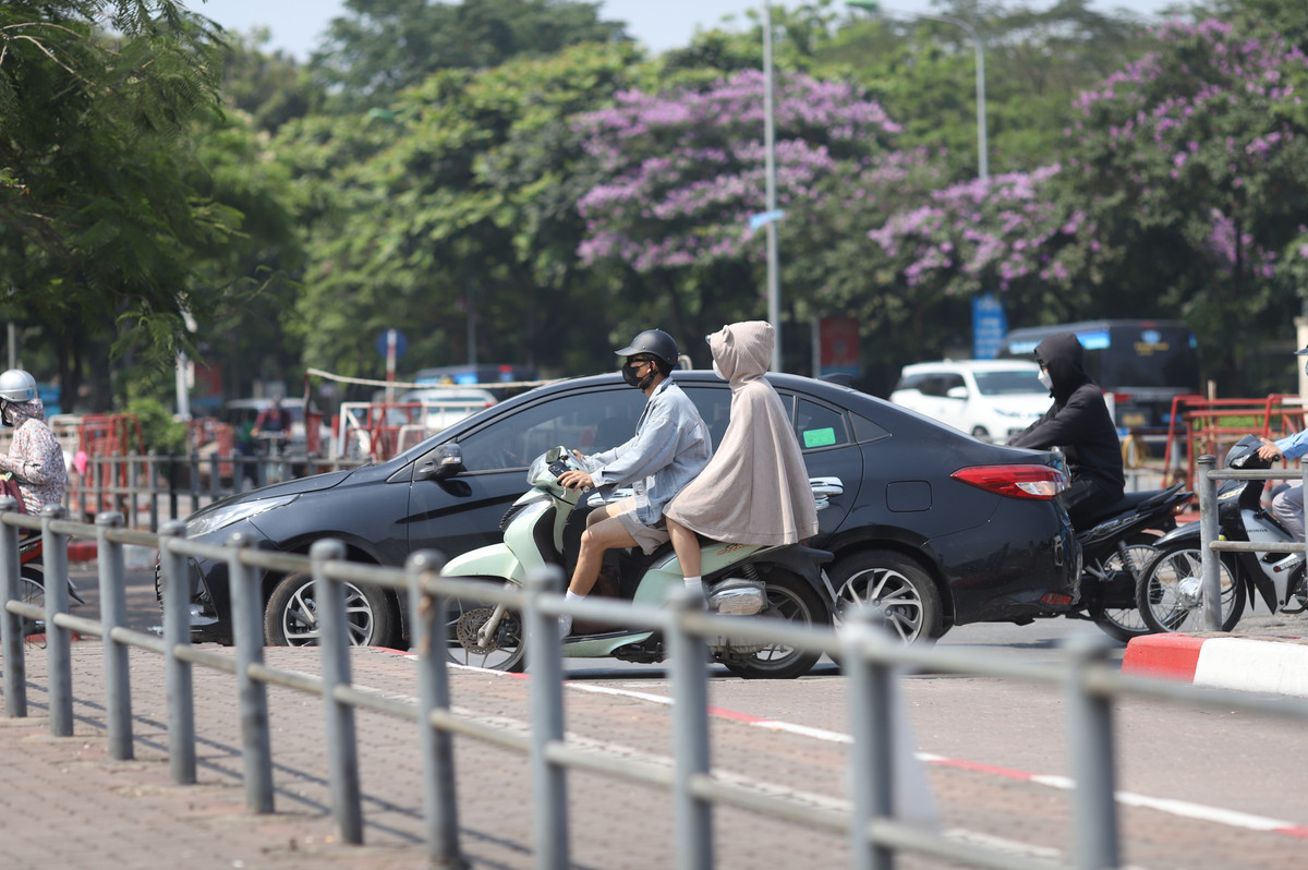Nhìn xa lại tưởng đang đi mưa dù trời nắng hơn 40 độ.
