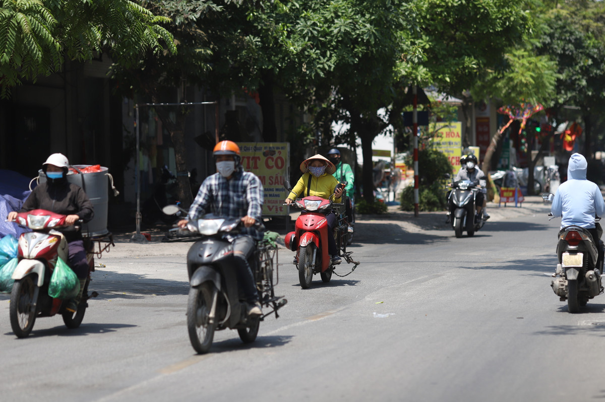 Đa phần chị em châu Á ai cũng muốn sở hữu một làn da trắng hồng thay vì rám nắng, nâu óng khỏe khoắn như phụ nữ phương Tây. Vì thế, chuyện mặc trang phục chống nắng để không đen sạm ngày hè trở thành đề tài sôi nổi của chị em mỗi mùa hè.