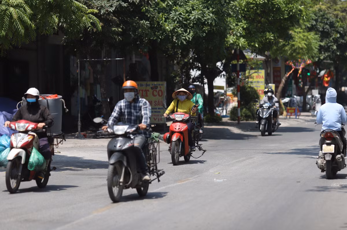 Đa phần chị em châu Á ai cũng muốn sở hữu một làn da trắng hồng thay vì rám nắng, nâu óng khỏe khoắn như phụ nữ phương Tây. Vì thế, chuyện mặc trang phục chống nắng để không đen sạm ngày hè trở thành đề tài sôi nổi của chị em mỗi mùa hè.