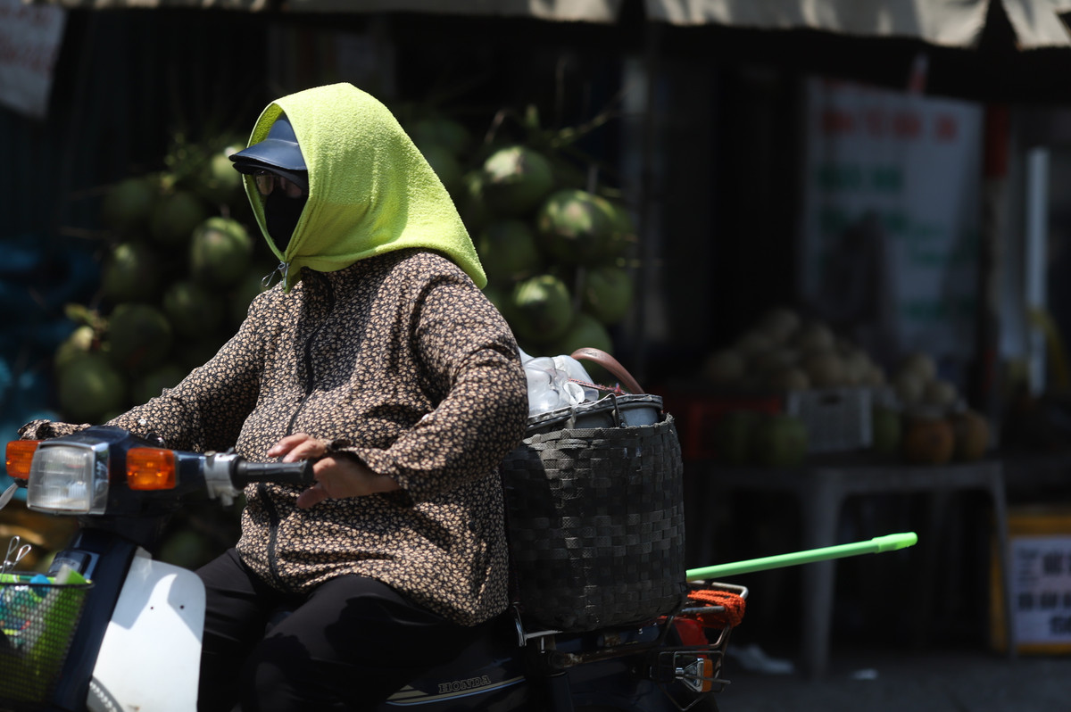 Hà Nội nắng nóng là thời điểm nhiều người tìm cách chống chọi với kiểu thời tiết khắc nghiệt này.