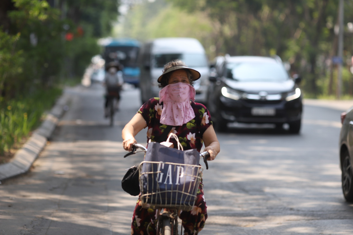 Ngoài áo chống nắng là trang bị phải có sẵn thì khẩu trang bịt kín mặt cũng là vật dụng cần thiết để chống nắng nóng.
