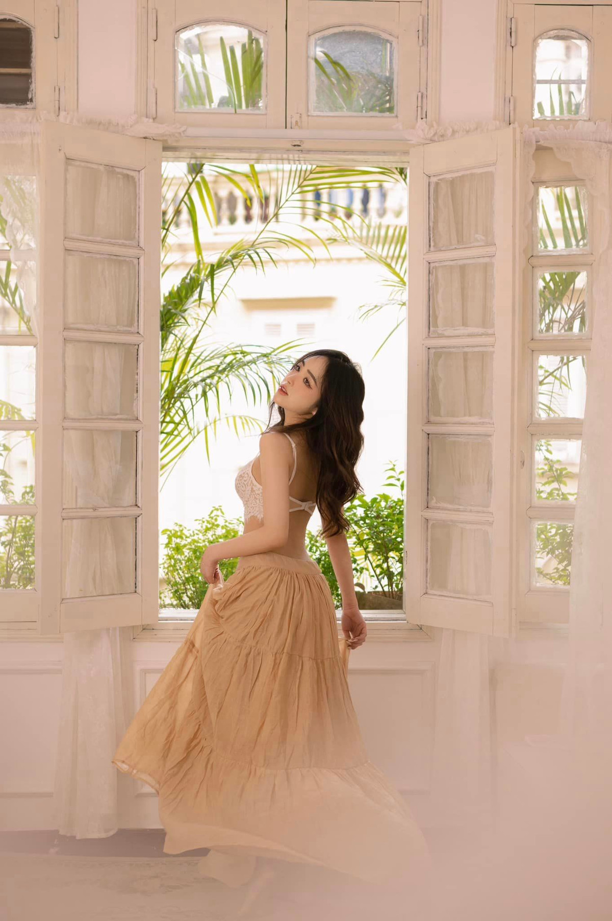 Có một loạt ảnh đời thường của Phương Anh đã được đăng tải trên báo Trung Quốc, đi kèm với những lời khen ngợi về nhan sắc của cô.