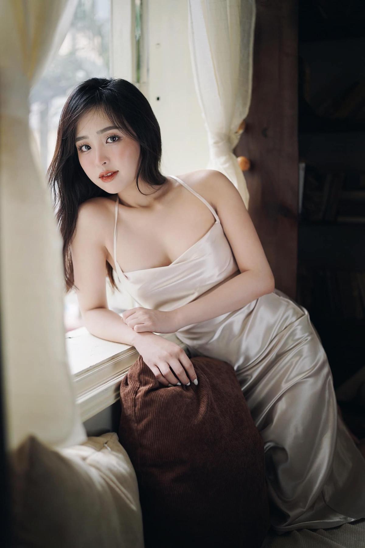 Phương Anh giờ đây là hot girl Hà thành sở hữu làn da trắng sứ, gương mặt xinh như búp bê, nụ cười toả nắng cùng thân hình quyến rũ "đốt mắt" người nhìn.