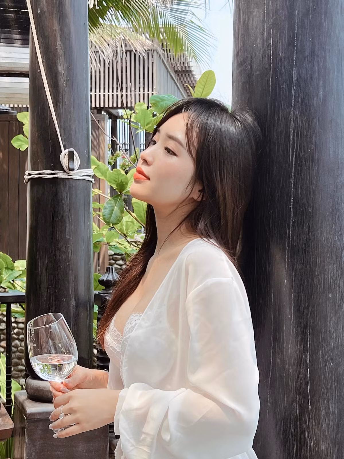 Nhiều người không khỏi ngỡ ngàng vì làn da, vóc dáng của cô nàng đẹp đỉnh, chẳng có chút dấu hiệu gì của người đã từng trải qua 2 lần sinh nở.