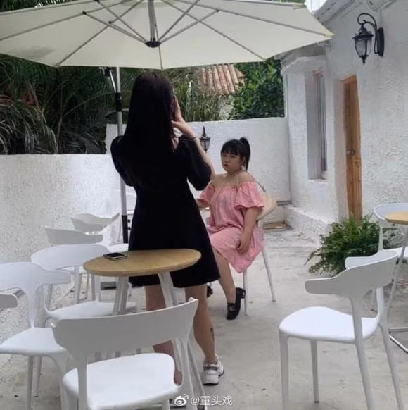 Rất đông các trường hợp hot girl trên mạng chụp ảnh "sống ảo" và lộ ảnh thật khiến người hâm mộ hết hồn vì trông như hai người hoàn toàn khác.