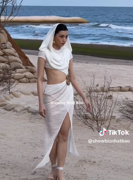 Trình diễn trên bãi biển, nàng hot girl Sài thành khoác lên mình 3 trang phục với thiết kế tôn dáng. Ảnh: Cắt từ clip Showbiznhatbao