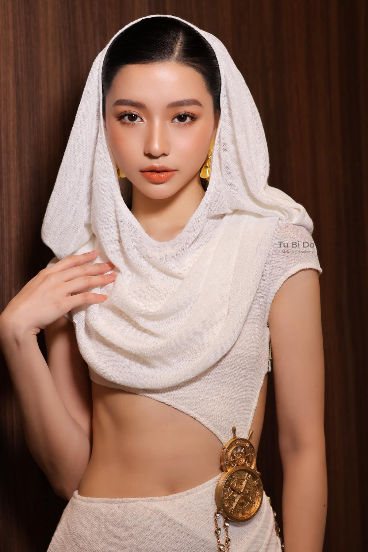 Trong đó, những khung ảnh ghi lại góc nghiêng hoàn hảo của cô với sống mũi cao và làn da không tì vết đặc biệt gây ấn tượng. Ảnh: FBNV