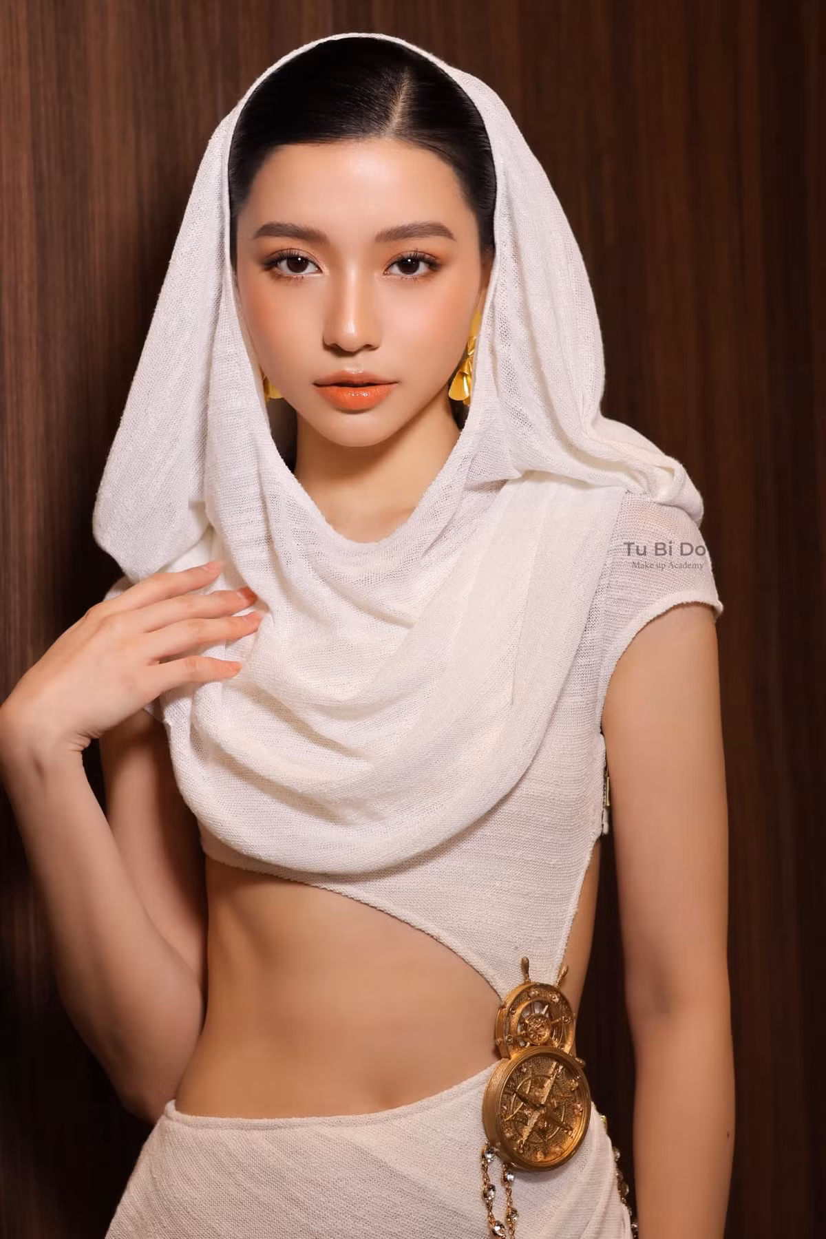 Trong đó, những khung ảnh ghi lại góc nghiêng hoàn hảo của cô với sống mũi cao và làn da không tì vết đặc biệt gây ấn tượng. Ảnh: FBNV