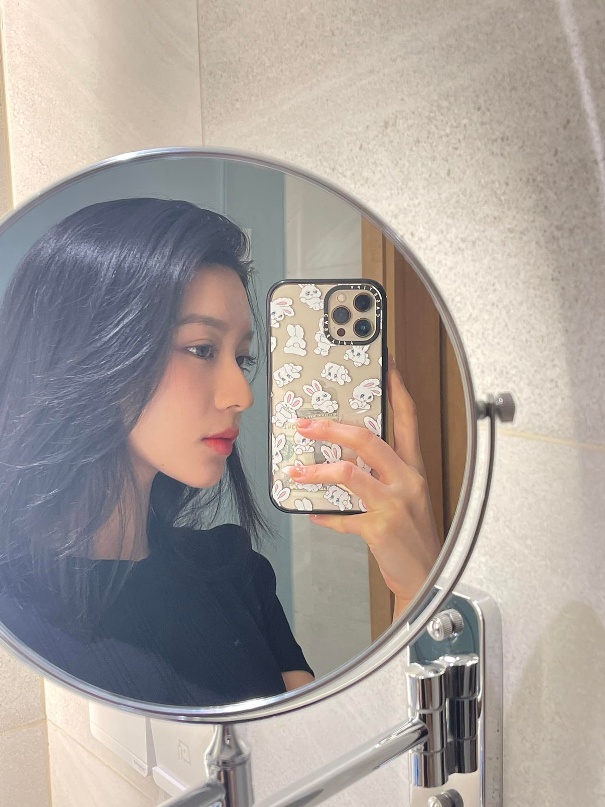 Ngoài đường nét gương mặt ấn tượng, Bâu còn nhận nhiều lời khen "có cánh" cho phong cách thời trang cá tính được biến hóa đa dạng. Ảnh: FBNV