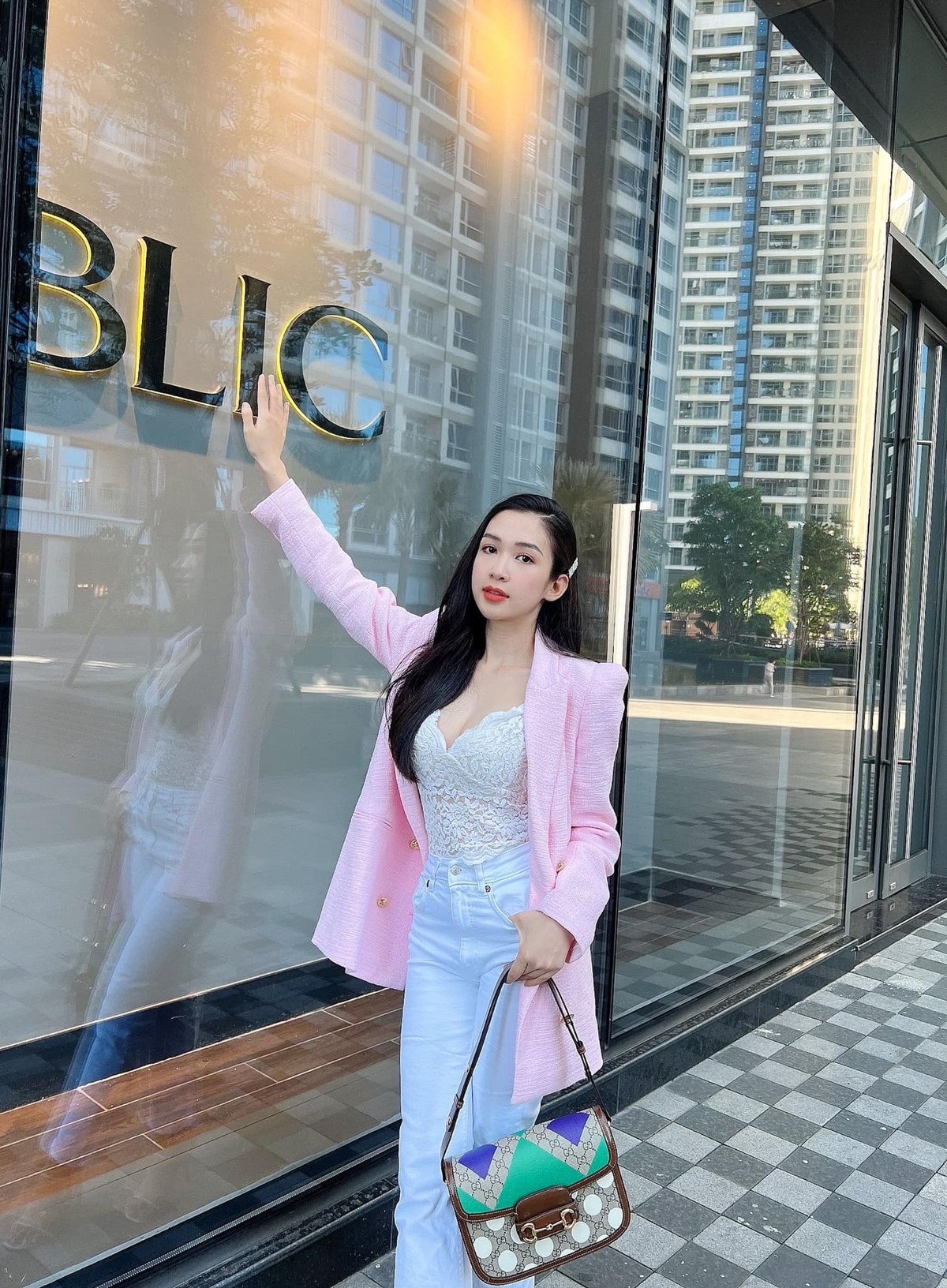 Ngoài ra, nữ MC xinh đẹp còn sở hữu nhan sắc xinh như hoa hậu, vẻ ngoài cực nóng bỏng với số đo ba vòng là 85-55-93.