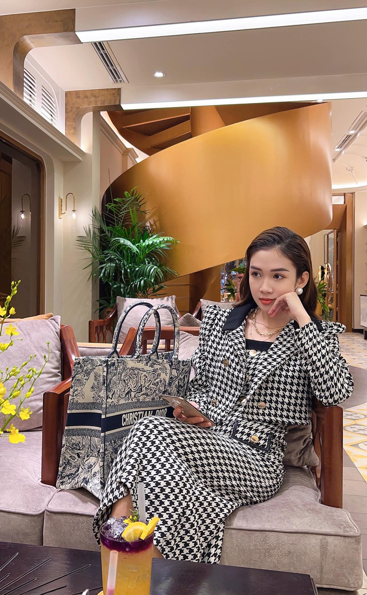 Từng tham gia nhiều cuộc thi nhan sắc nên Mỹ Chi sở hữu vóc dáng nổi bật, đôi chân dài thon thả.