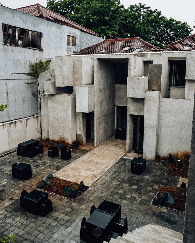 Cách bài trí và sử dụng nội thất ở quán cà phê độc lạ này khiến ai nhìn cũng liên tưởng đến nghĩa địa. Các ý kiến đa phần cho rằng, sự kết hợp này đem lại sự rùng rợn, ma mị, nhìn thoáng qua những bộ bàn ghế đen dễ bị lầm tưởng trông như những ngôi mộ.