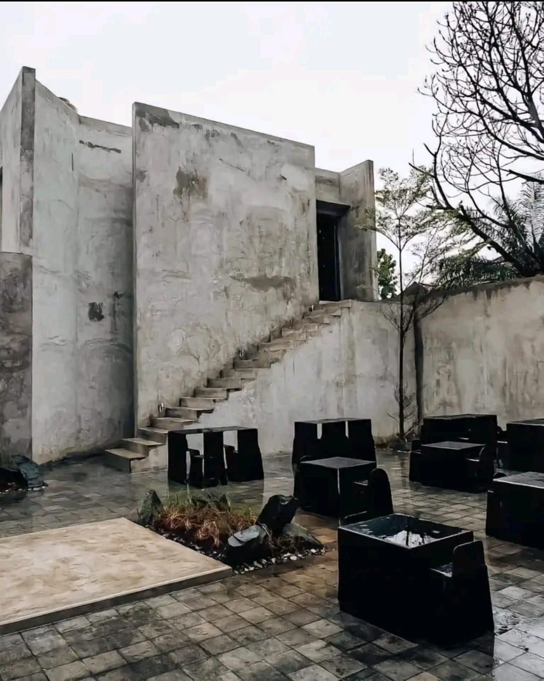 Song điểm nhấn gây tranh cãi phải kể đến những bộ bàn ghế đen vuông vắn, hòa với phong cảnh đã làm nhiều người nhầm lẫn và dễ liên tưởng đến nghĩa địa.