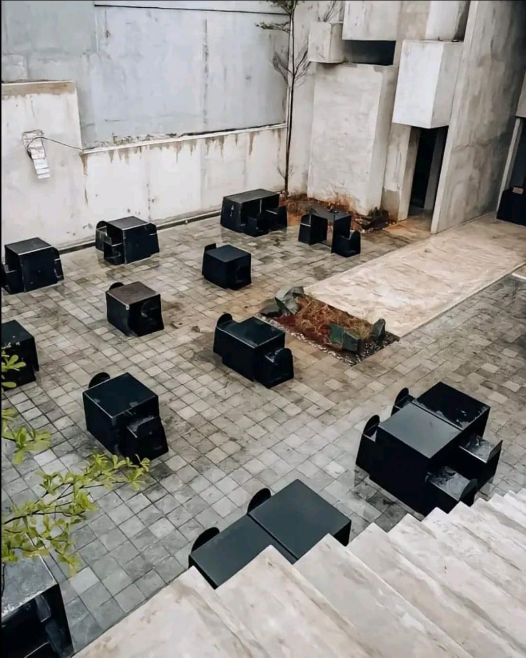 Được biết, quán có diện tích khá rộng, có cả khu vực trong nhà và ngoài trời để khách hàng có thể thoải mái lựa chọn và tận hưởng.