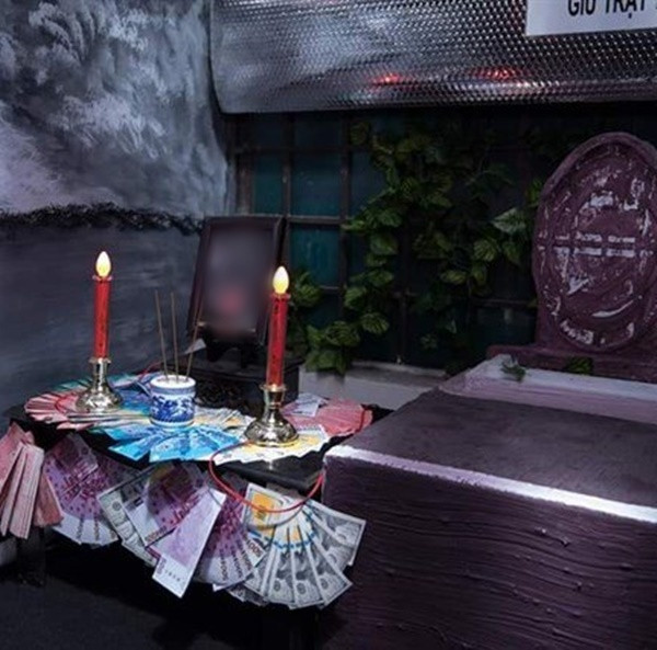 Bàn ghế thì được mô phỏng theo các mộ phần ngoài nghĩa trang, hòa cùng với đó là ánh đèn mờ ảo khiến không ít người lần đầu đến đều cảm thấy hoang mang. Ảnh: Tổng hợp