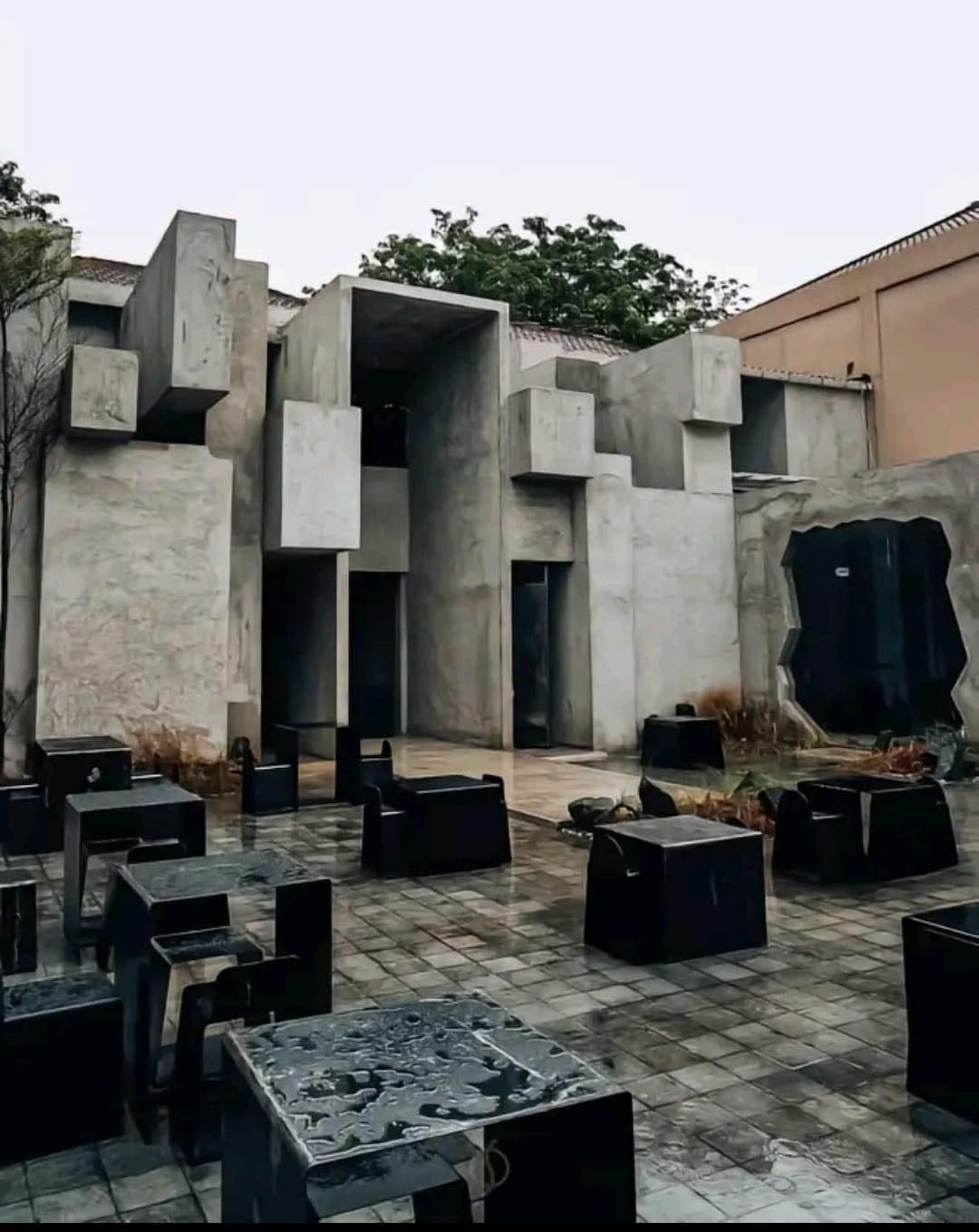 Vẫn chưa biết được nơi này vốn đã được xây dựng từ trước như vậy hay là do chủ cố tình tạo ra phong cách khác lạ.