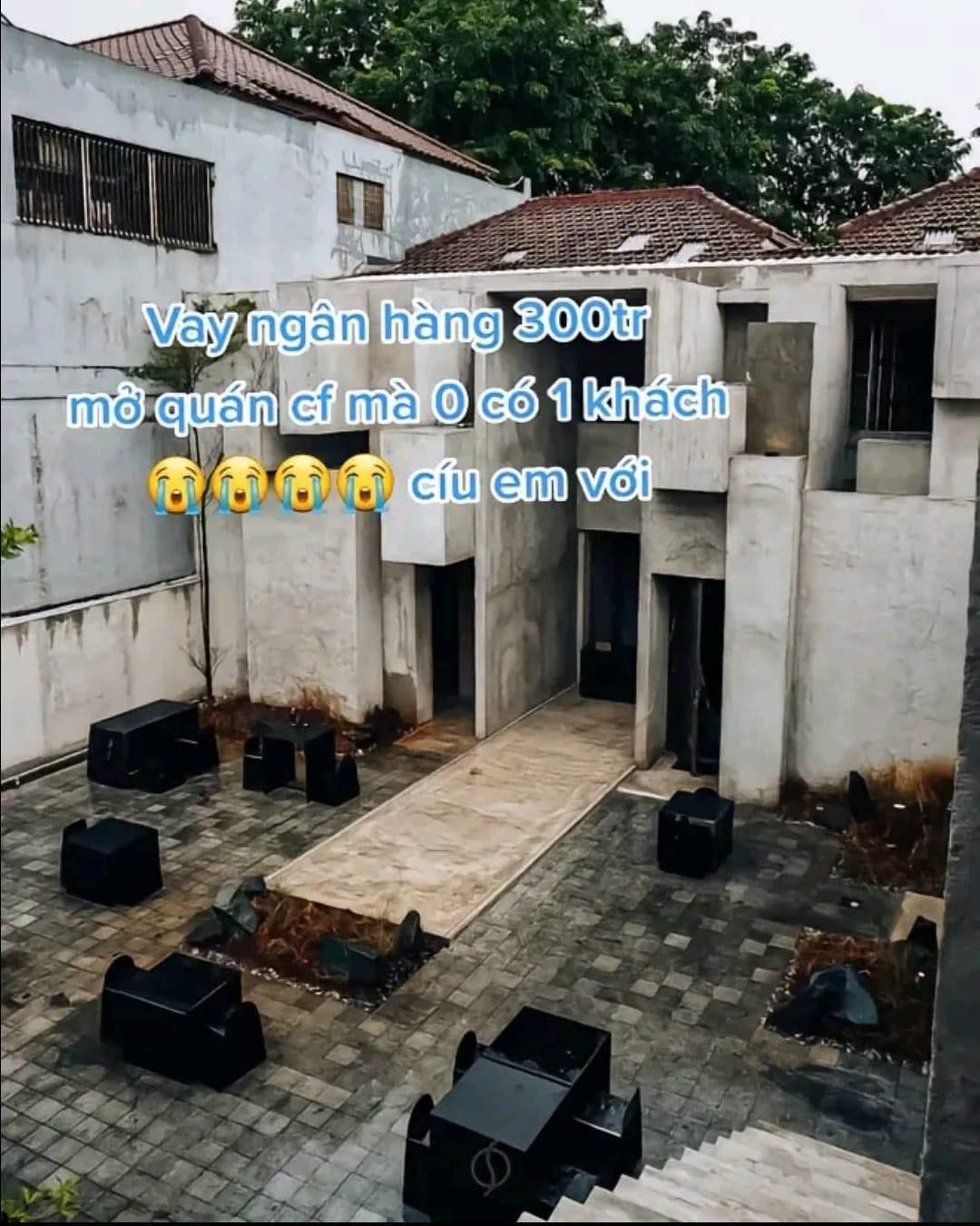 Ngay ở phía không gian bên ngoài của quán cà phê độc đáo này toát lên vẻ cũ kĩ với những bức tường xỉn màu, rêu phong, cỏ úa mọc lên khá nhiều.