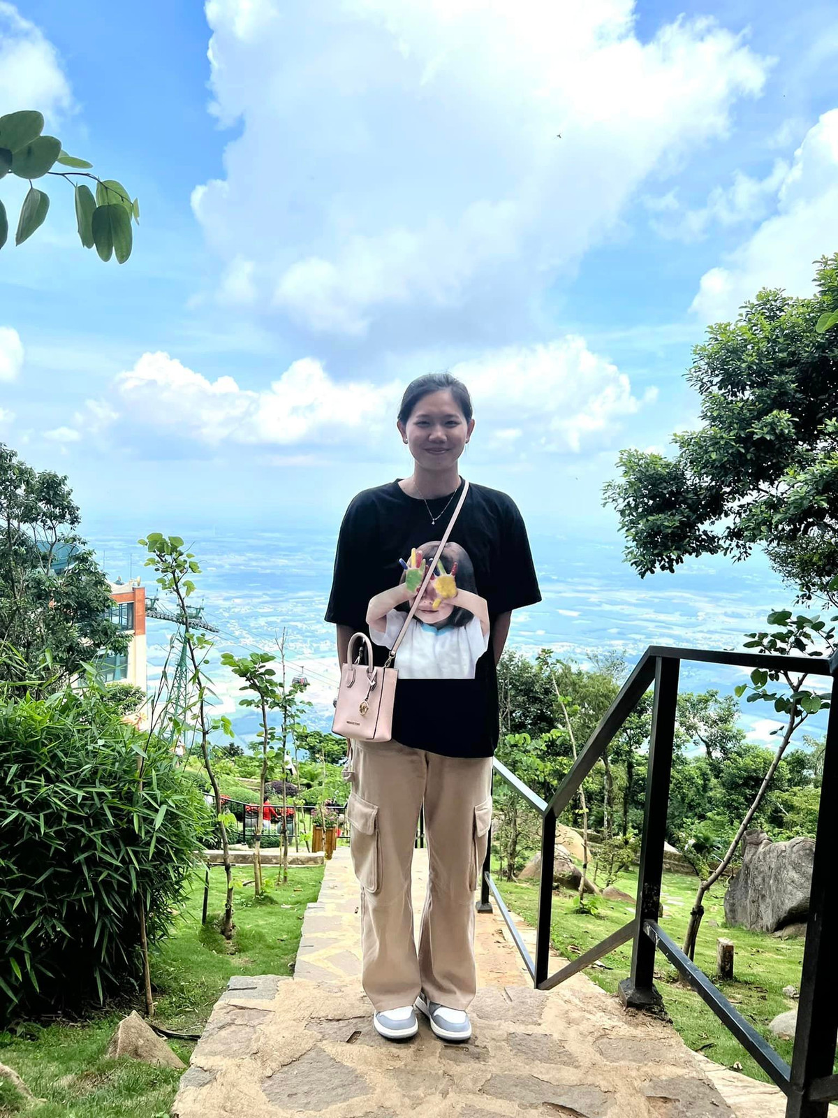 Trở về với cuộc sống bình thường, "nàng tiên cá" giờ đã bớt sự thô kệch về vóc dáng, trông ngày càng mềm mại hơn.