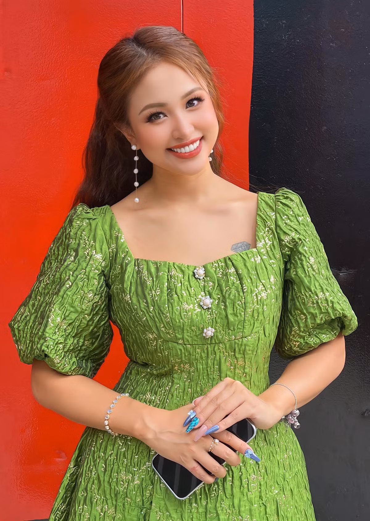 Cô nổi tiếng qua các chương trình như: Đường lên đỉnh Olympia, Vietnam’s Got Talent, Vì bạn xứng đáng... Ngoài ra, cô còn thể hiện khả năng diễn xuất trong các bộ phim Nhật ký Vàng Anh, Phía cuối cầu vồng,...Ảnh: FBNV