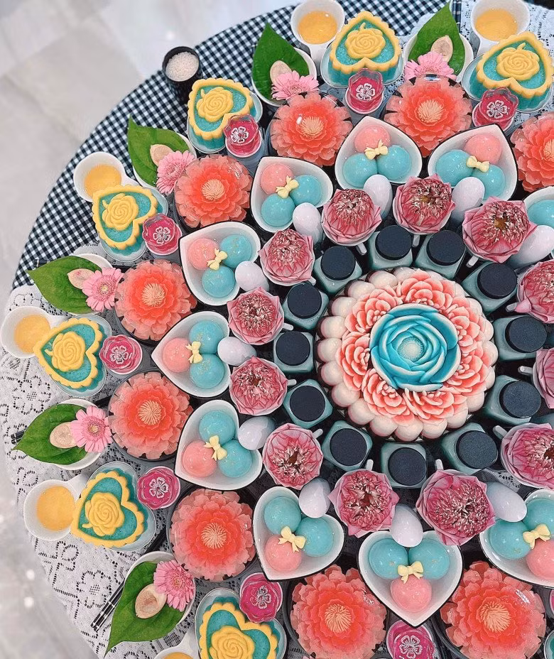 Được biết, nữ MC đã tự tay chuẩn bị bữa tiệc cho con gái, thành phẩm là bàn tiệc đủ đầy nhiều màu sắc.