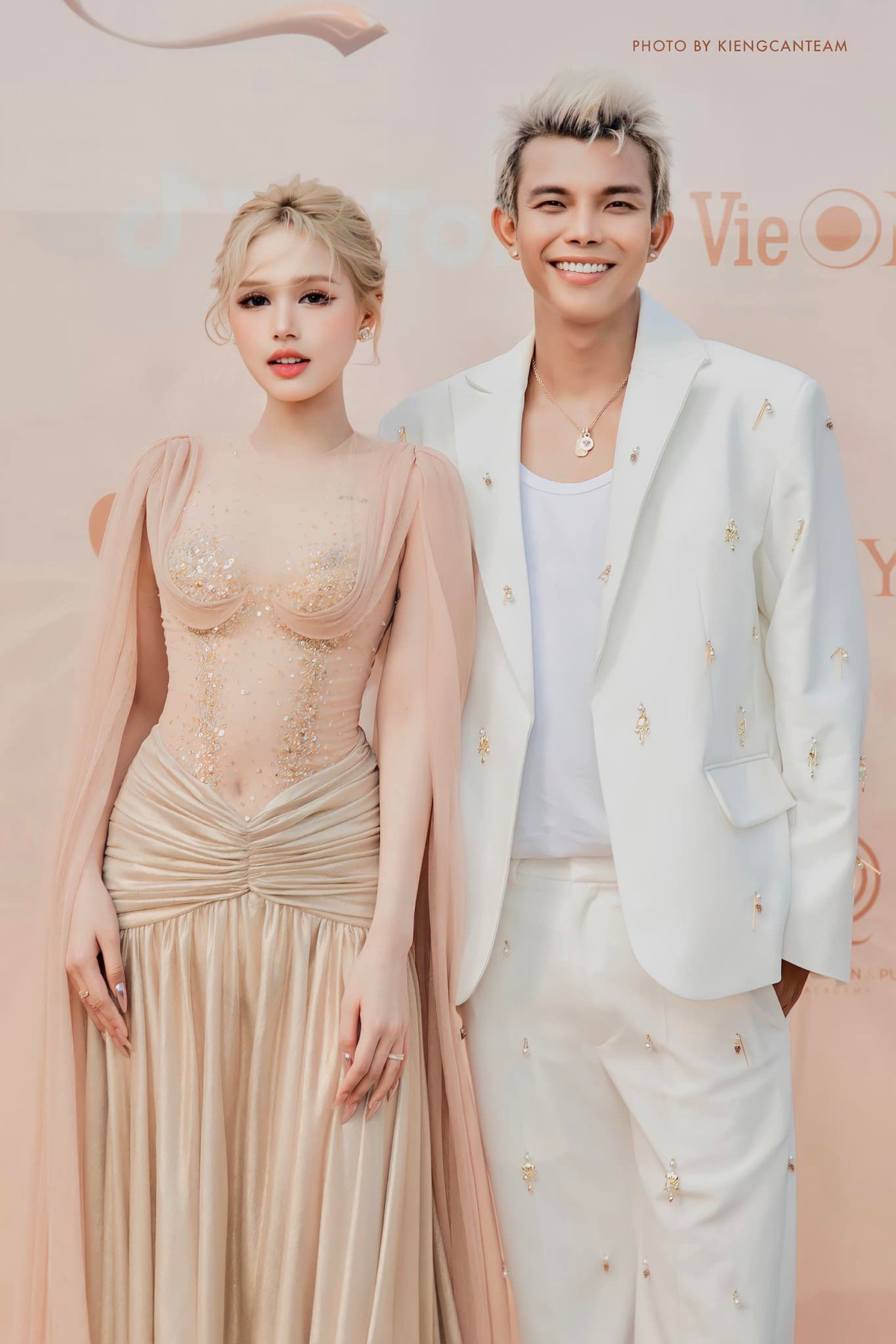 Loạt khoảnh khắc này sau khi chia sẻ lên trang cá nhân thu về hàng chục ngàn lượt like.