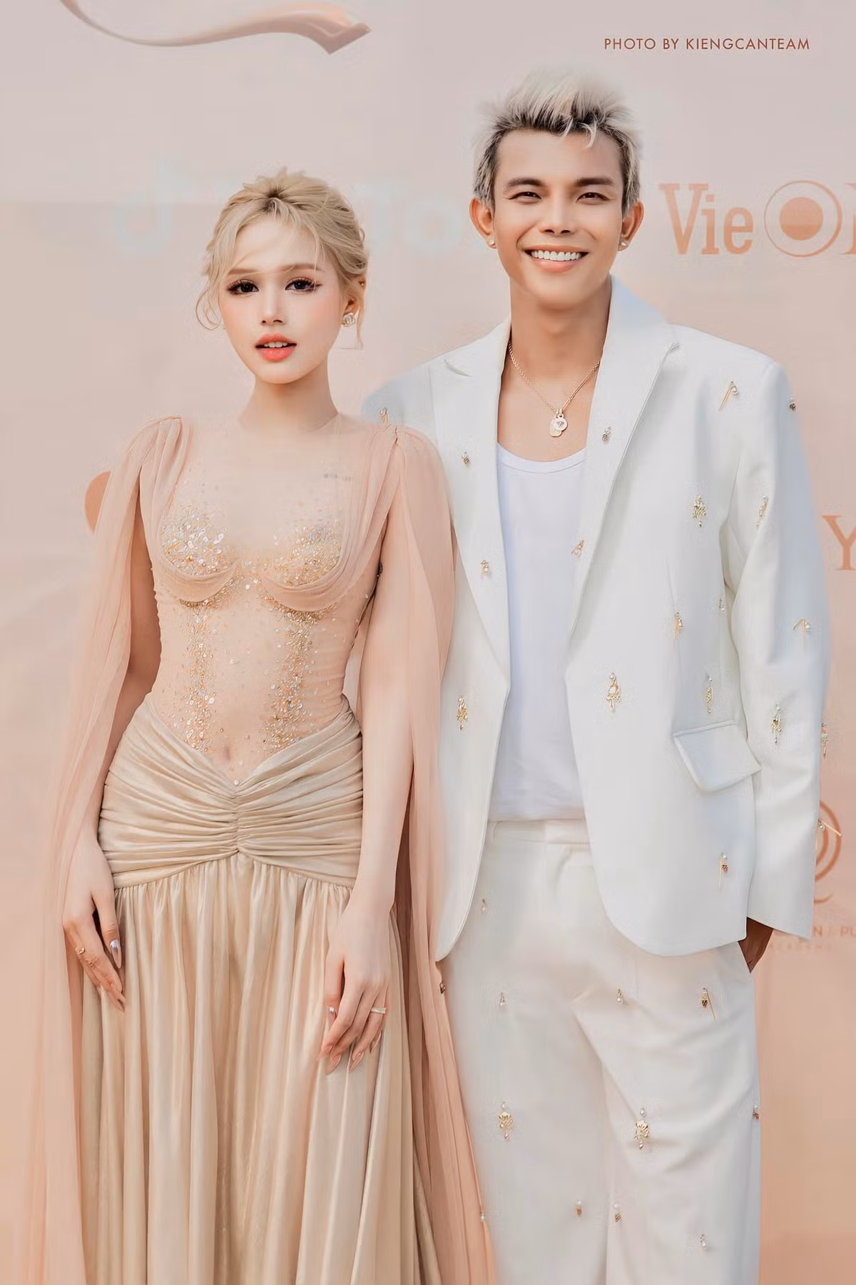 Loạt khoảnh khắc này sau khi chia sẻ lên trang cá nhân thu về hàng chục ngàn lượt like.