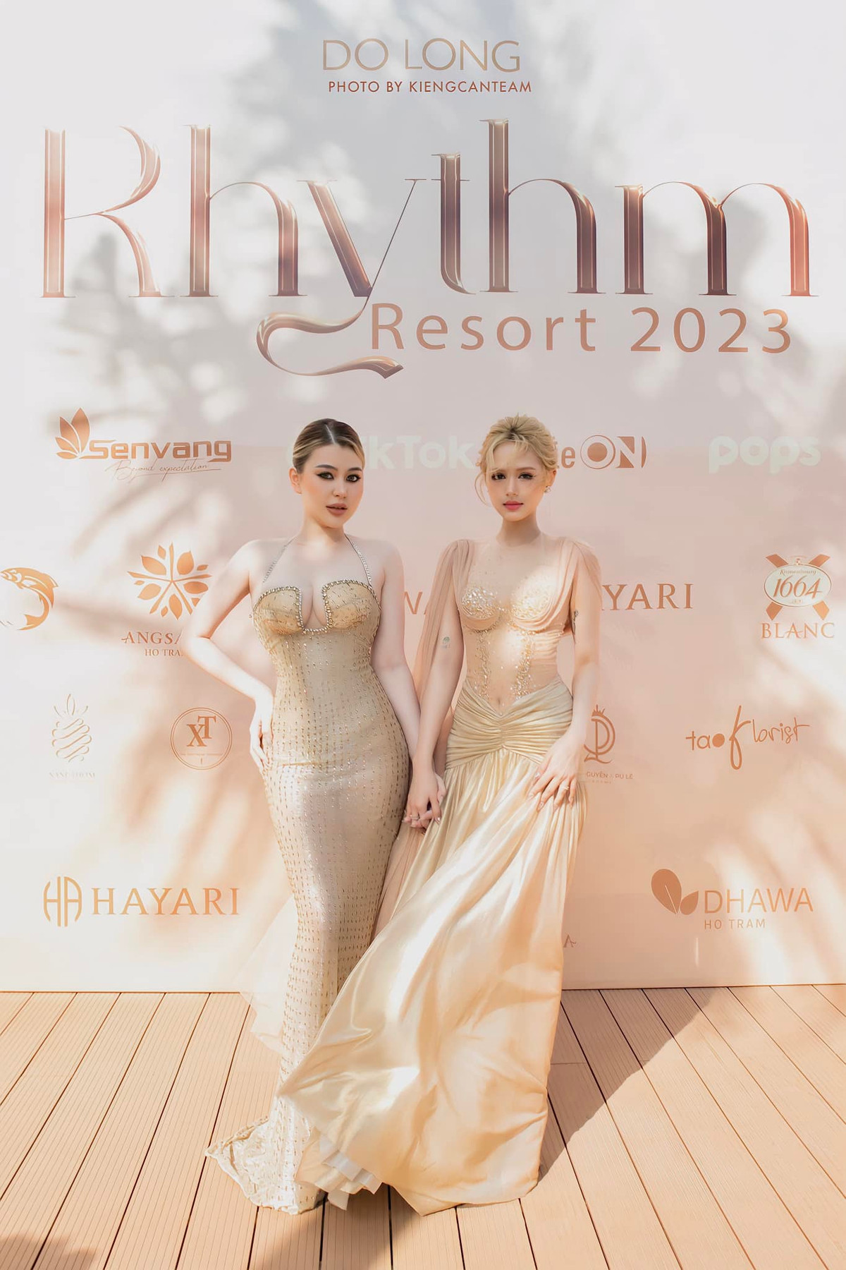 Ngoài Xoài Non, cô bạn thân Sunna cũng xuất hiện tại đây, cặp đôi diện đầm dạ hội cùng tone như chị em.