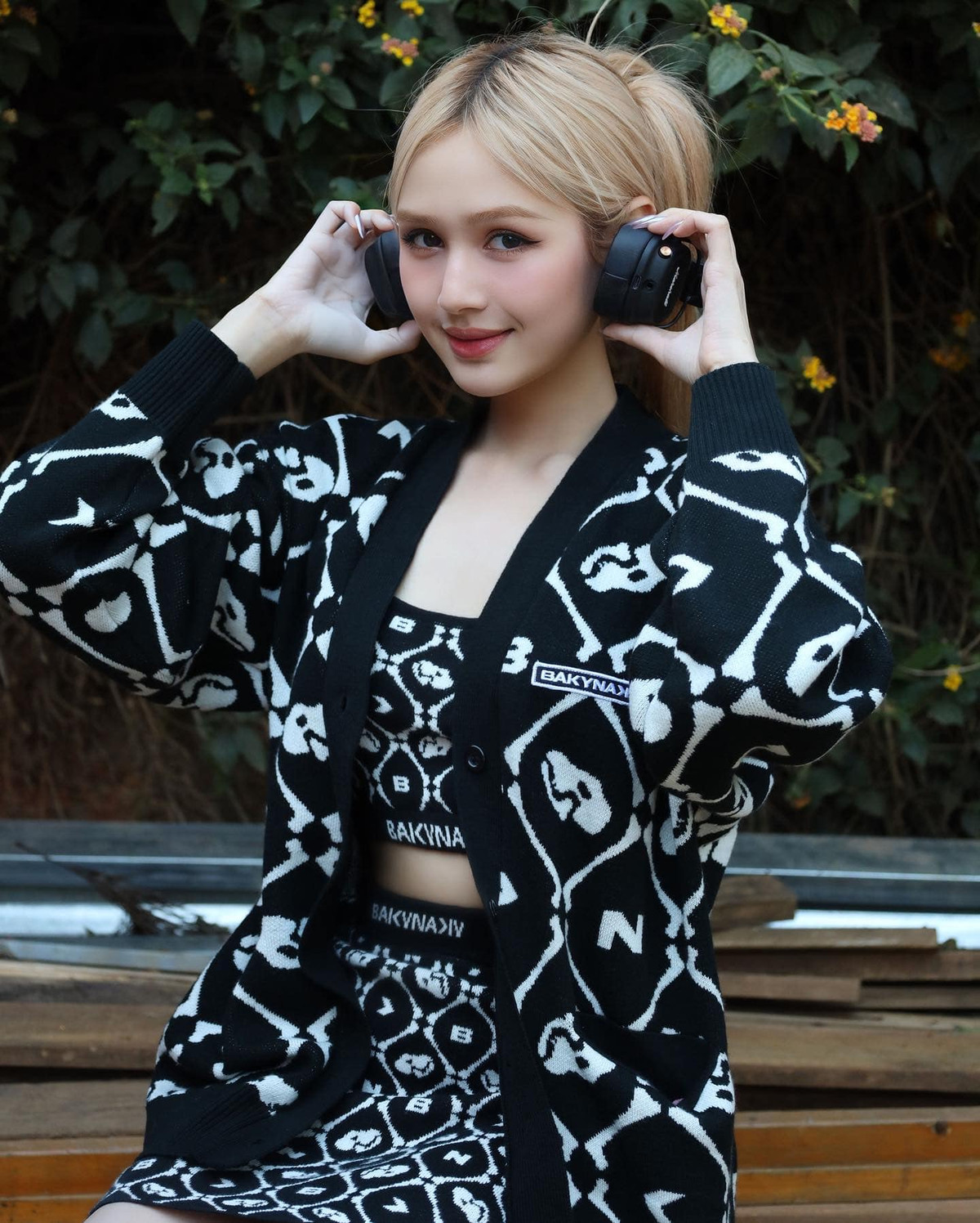 Hot girl 21 tuổi được nhận xét là ngày càng "lên hương" nhan sắc sau khi lấy chồng đại gia.