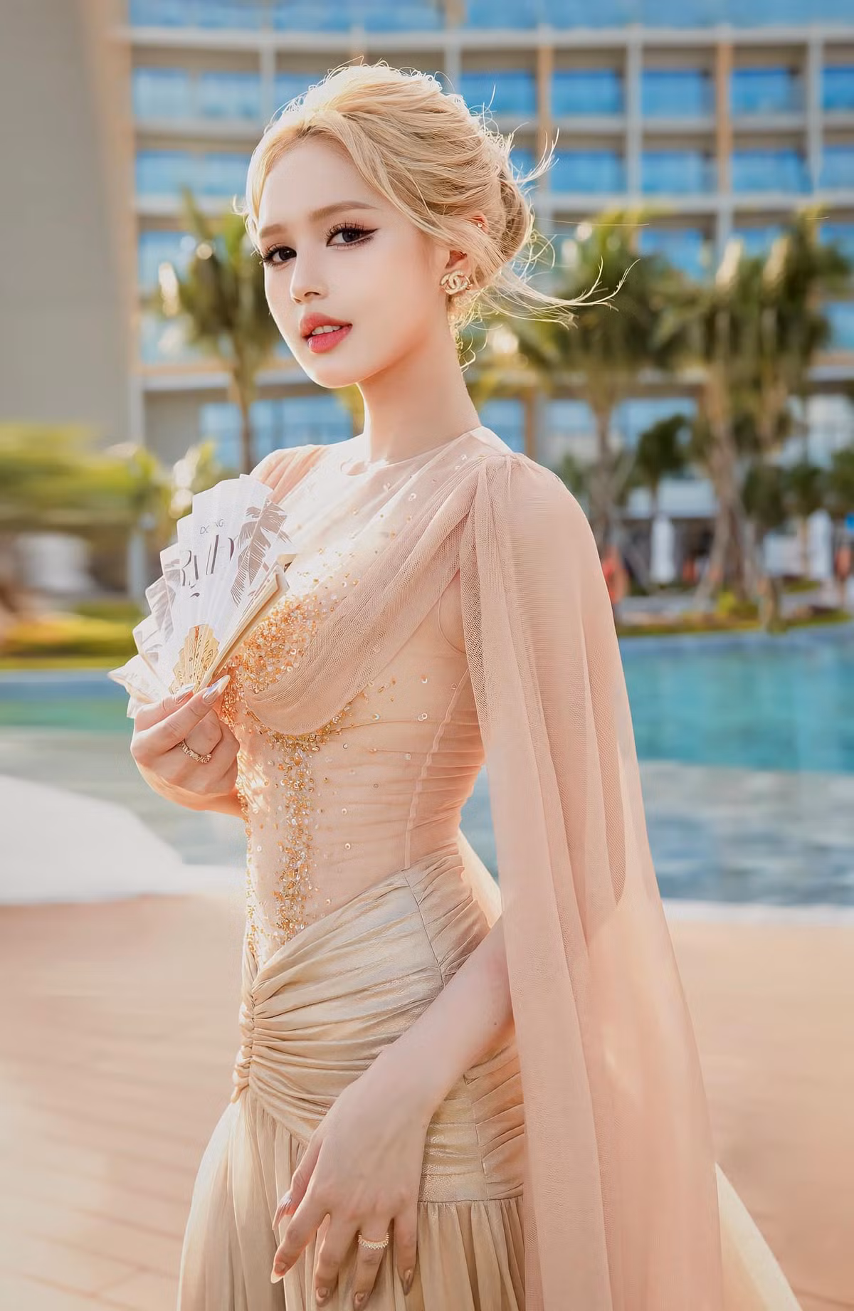 Đặc biệt mái tóc vàng óng của hot girl Xoài Non càng làm nổi bật thêm bộ trang phục của cô.