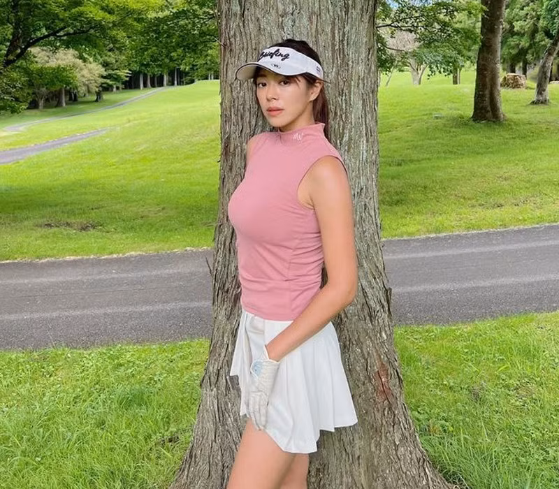 Nhiều nguồn tin chính thống cho hay, nữ VĐV bơi lội này, từ một cô gái luôn năng động và đam mê bơi lội, dần trở nên kín kẽ và không còn tham gia vào các cuộc thi khi nhận ra rằng vòng 1 của mình phát triển quá mức.