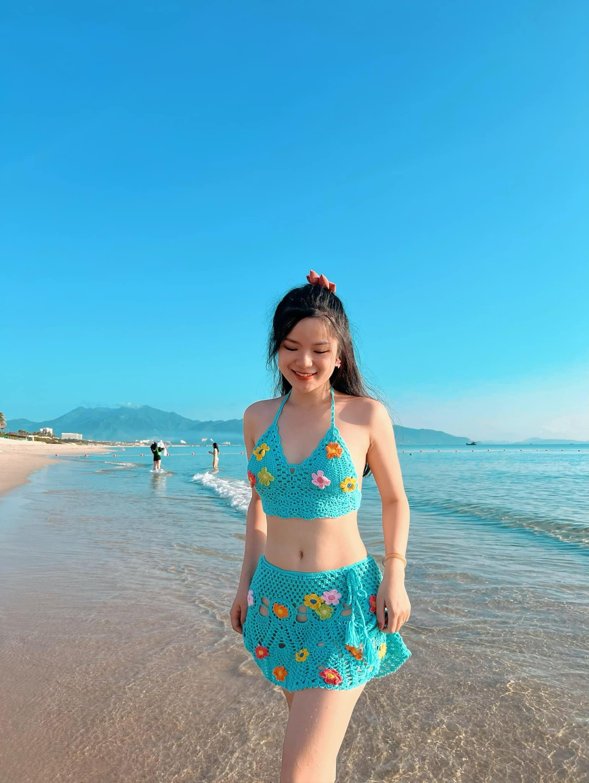 Cô thường xuyên khoe body "không phải dạng vừa đâu" trong những bộ áo tắm rực rỡ, nổi bật.