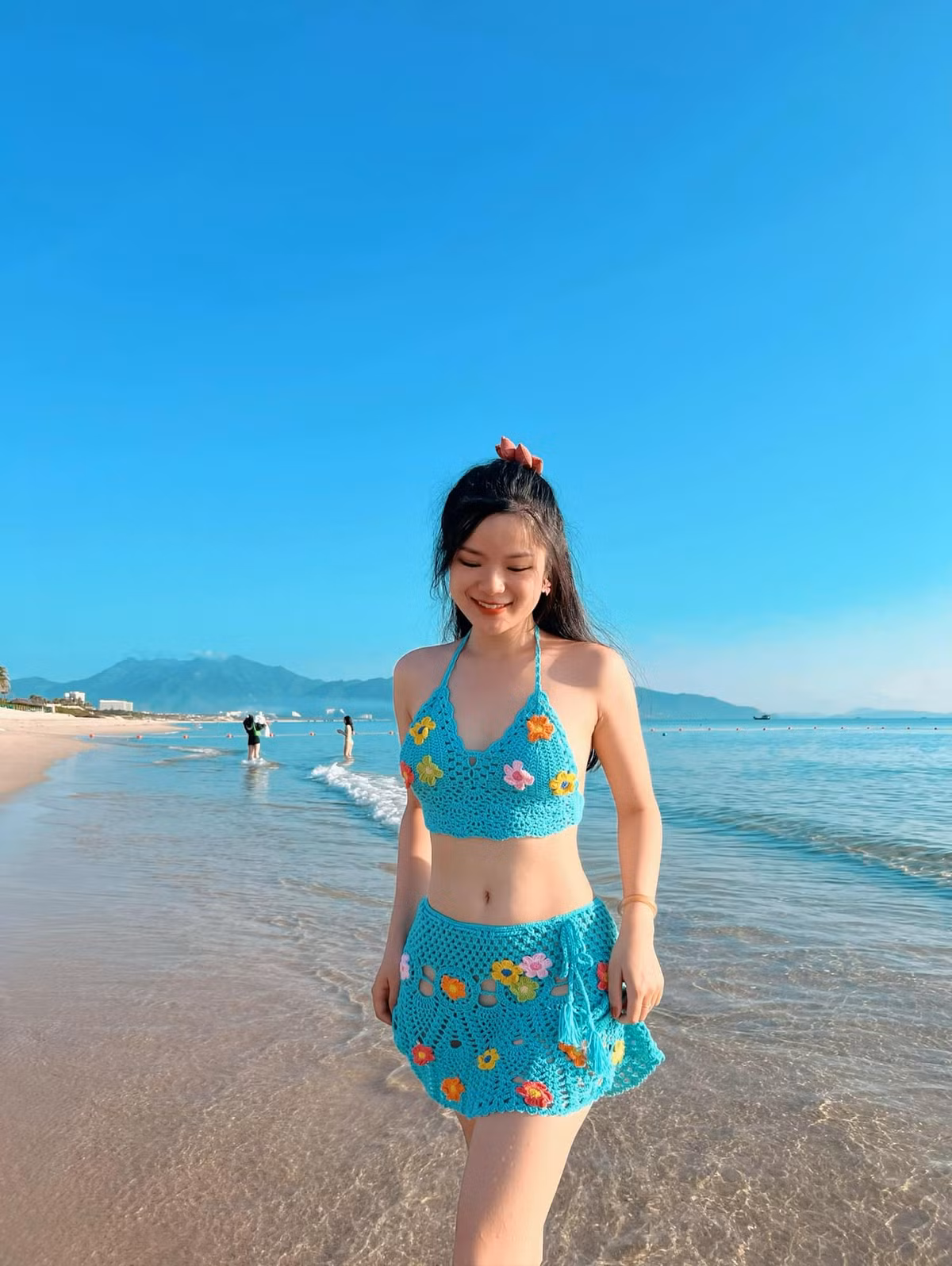 Cô thường xuyên khoe body "không phải dạng vừa đâu" trong những bộ áo tắm rực rỡ, nổi bật.