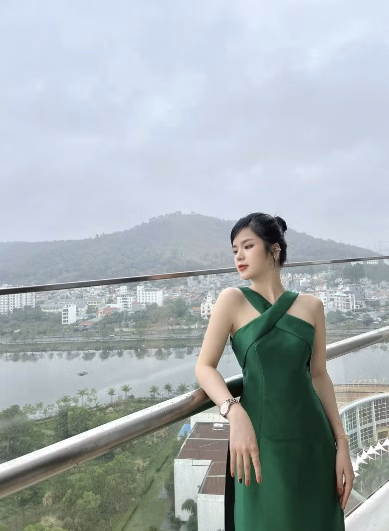 Mặc dù sở hữu chiều cao khiêm tốn nhưng nữ MC Hà Đan không buồn vì những danh xưng này mà tận dụng nó như một điểm riêng biệt để phối trang phục mỗi khi xuất hiện trước công chúng.