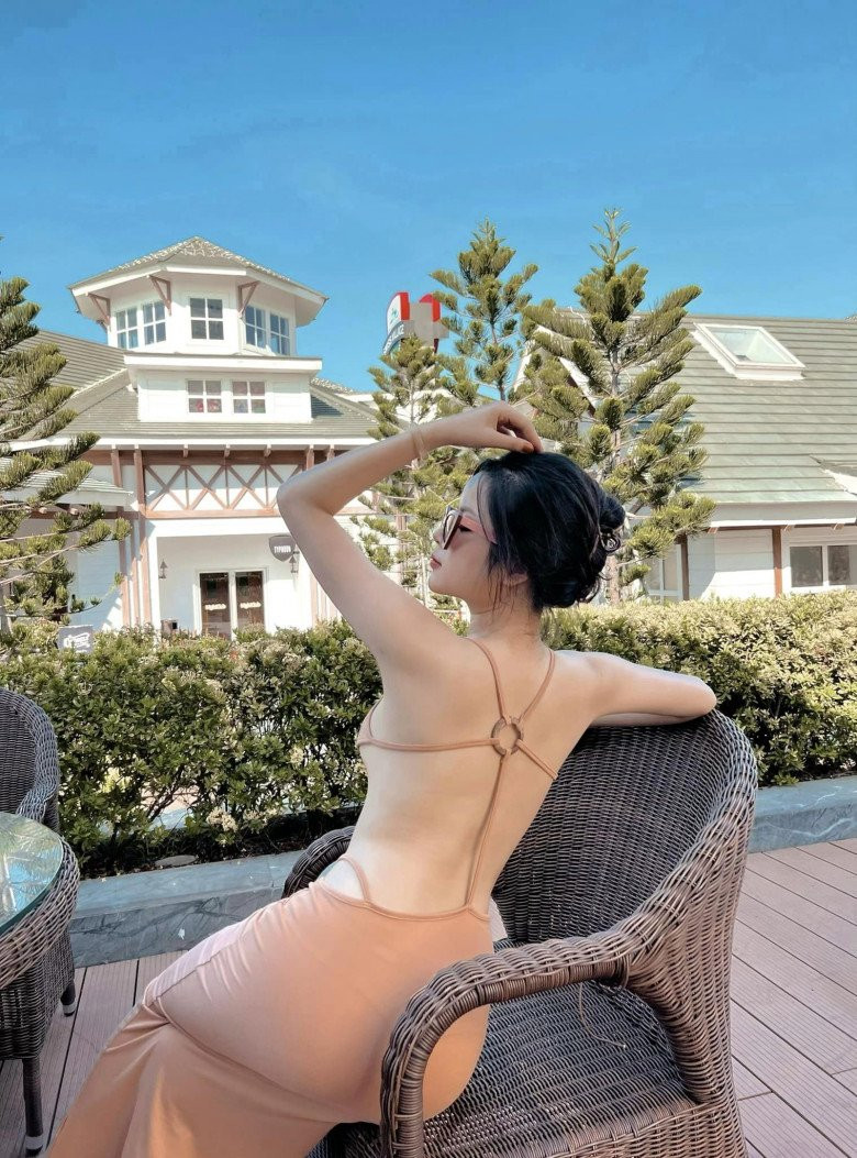 Nếu như khi lên sóng truyền hình, Hà Đan thường diện những trang phục dịu dàng, nữ tính thì ở ngoài đời thường, 9X lại có gu ăn mặc gợi cảm, năng động.