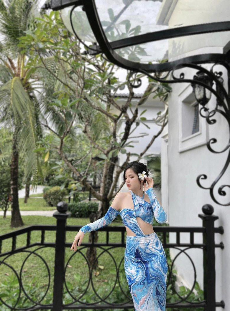 Trên Facebook, cô nàng thường xuyên chia sẻ hình ảnh diện trang phục bikini đốt mắt người nhìn.