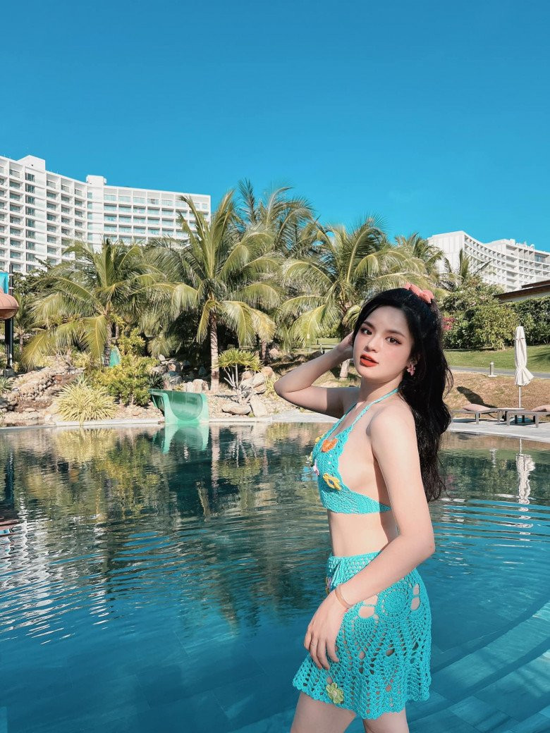 Luôn biết tận dụng tối đa cách phối trang phục để cân bằng được tỷ lệ hình thể, nữ MC xinh đẹp Hà Đan luôn được đánh giá là một trong những nữ mc có gu ăn mặc nổi bật.