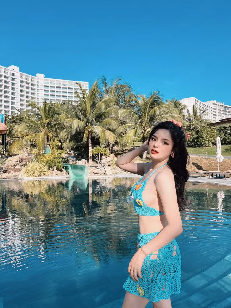 Luôn biết tận dụng tối đa cách phối trang phục để cân bằng được tỷ lệ hình thể, nữ MC xinh đẹp Hà Đan luôn được đánh giá là một trong những nữ mc có gu ăn mặc nổi bật.