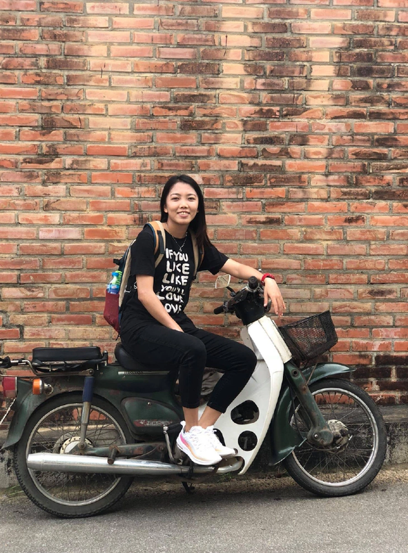 Dù chơi bóng, cô vẫn giữ mái tóc dài của mình trong khi các cầu thủ nữ thường có xu hướng cắt ngang vai hoặc để ngắn hơn.