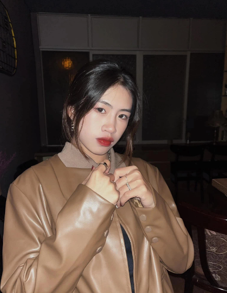 Khác với sự mạnh mẽ trên sân cỏ, ngoài đời nữ tiền vệ của tuyển bóng đá nữ Việt Nam là người khá nhút nhát. Cô khiến nhiều người “xao lòng” bởi vẻ đẹp ngây thơ cùng nụ cười toả nắng.