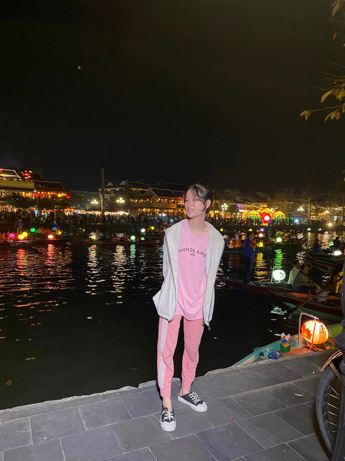 Sự hiếu thảo của Thanh Nga Bento nhận về cơn mưa lời khen từ cộng đồng mạng. Vừa giúp đỡ bố mẹ, vừa thỏa mãn đam mê trên MXH nên Thanh Nga dù vất vả vẫn làm nhiều công việc một lúc.